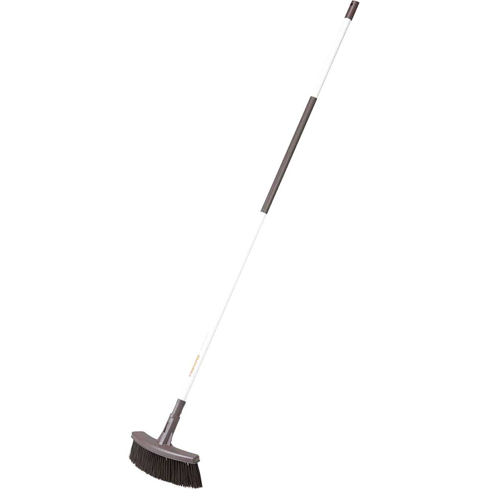 Image of Fiskars LIGHT Patio Broom 15"