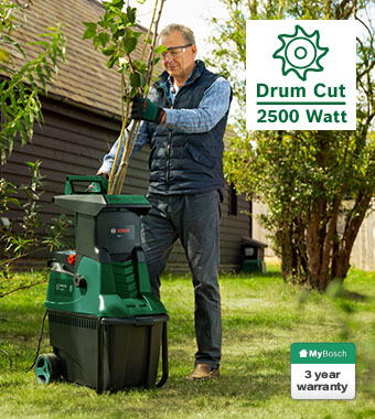 Powerful and effortless shredding
The Drum Cut system features a drum cut capacity of 40 mm
thick and, when combined with the automated fast-feed
hopper, delivers a safe and speedy material throughput. Bosch AXT 25 D Drum Cut Garden Shredder 2500W motor Shreds wood soft green debris Quiet shredding