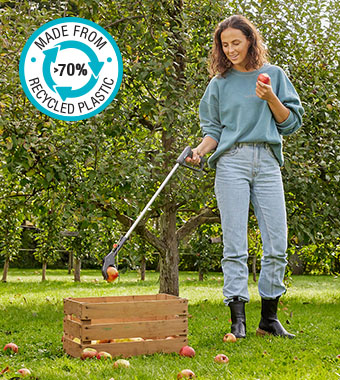 The gripper 4-in-1 combines functions
such as grabbing, spiking, raking and scraping. Gardena 11700-20 4in1 Ergonomic Gripper Grabber Picker scraping raking spiking recycled plastic
