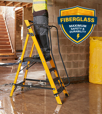 Seven-layer fibreglass rails that
are highly resistant to weathering. Werner MEGASTEP 30090418 Fibreglass Swingback HolsterTop StepLadder