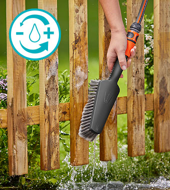 Brush with soft bristles, particularly suitable for
gentle cleaning of sensitive surfaces. The water
flow can be adjusted as required using the
continuously adjustable water-flow regulator. Gardena 18860-20 CleanSystem Soft bristles Hand Wash Brush Shampoo Wax Sticks gentle cleaning sensitive surface adjustable water-flow