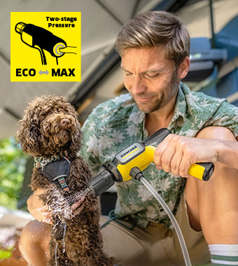 Kärcher OC Handheld Compact – Two-Stage Eco and Max Pressure Man washing a dog with the Kärcher OC Handheld Compact cleaner, using two-stage eco and max pressure