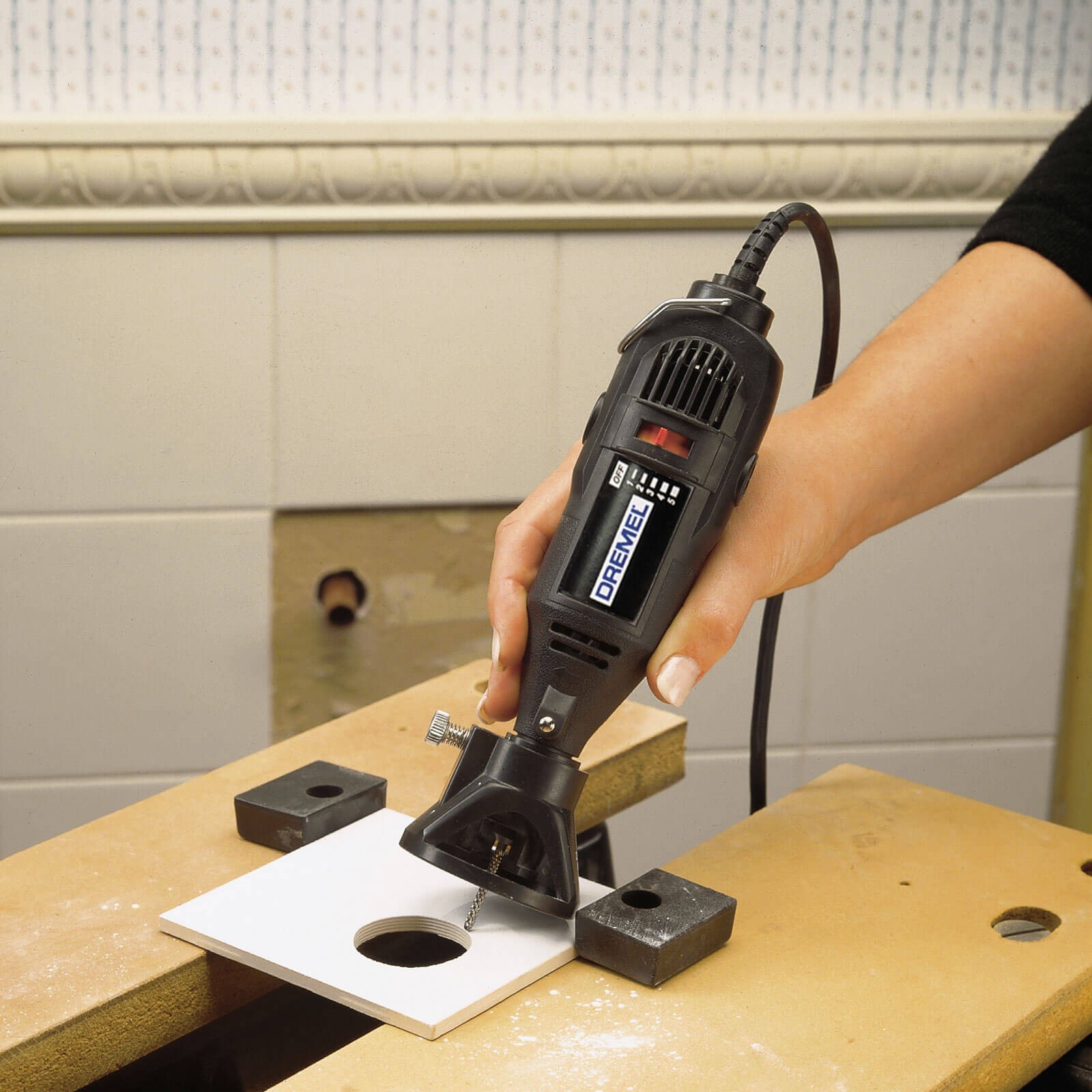 DREMEL® Wall Tile Cutting Kit Attachments to Cut