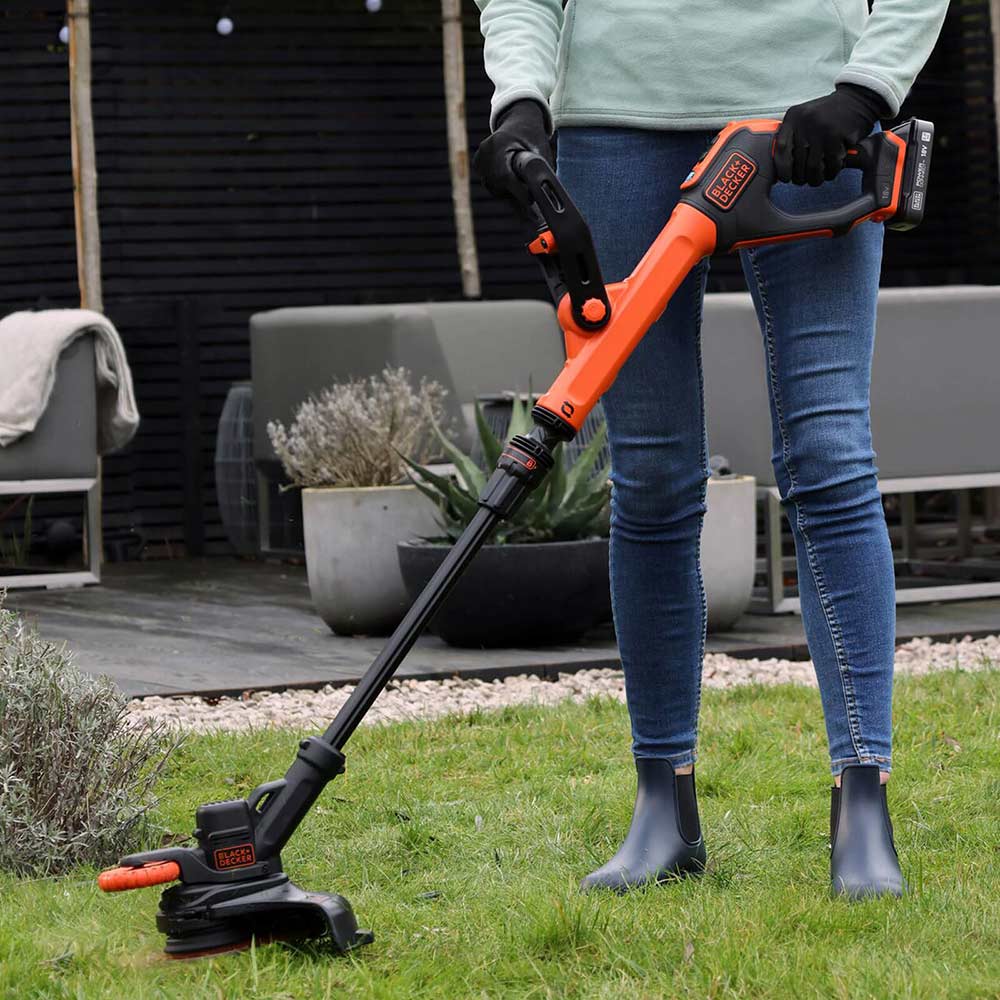 Black and Decker BCSTR918 18v Cordless Resin Blade Telescopic