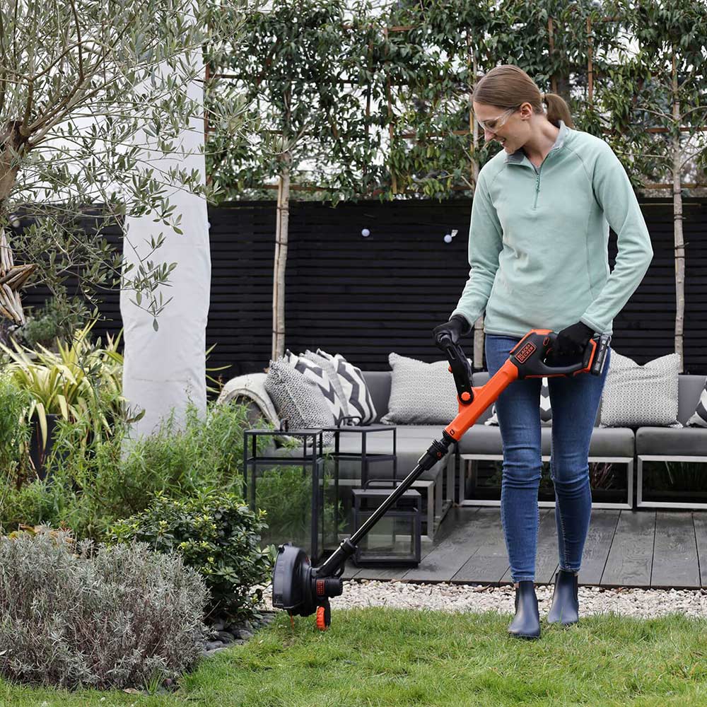 Black and Decker BCSTR918 18v Cordless Resin Blade Telescopic