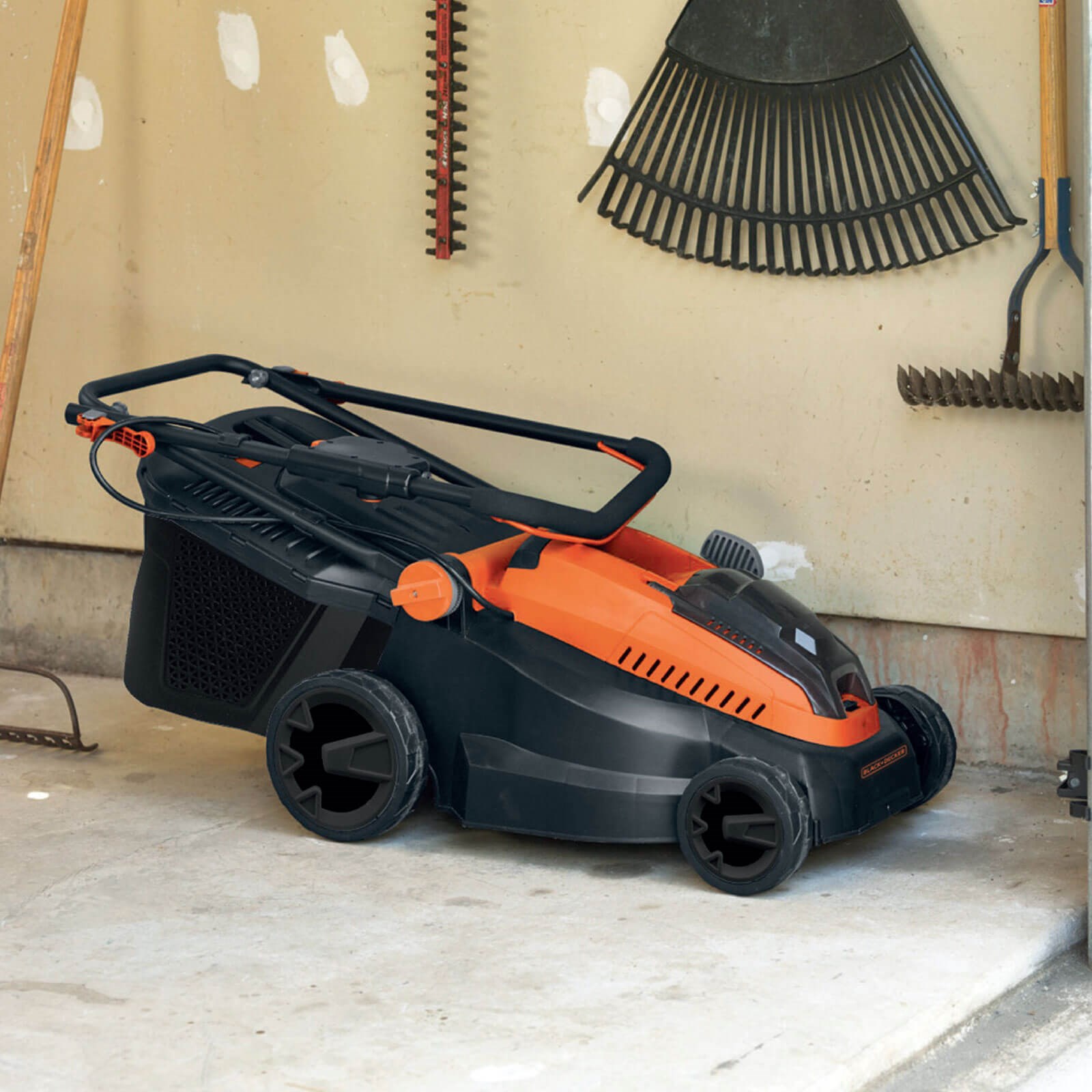 Black and Decker CLM3820L 36v Cordless Rotary Lawnmower 380mm