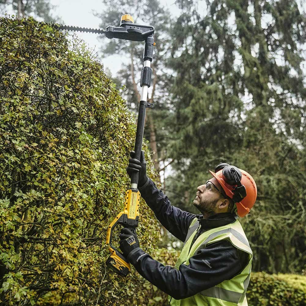 DEWALT 20V MAX Hedge Trimmer Kit, Cordless, (1) FLEXVOLT Battery, Charger Accessories (DCPH820M1