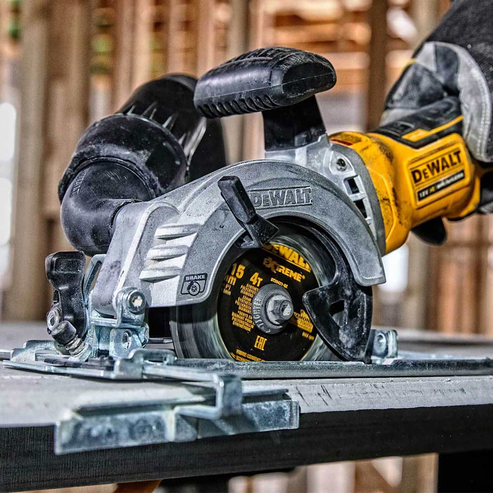 Девольт циркулярная пила. DEWALT dcs571. Дисковая пила DEWALT dcs571. Аккумуляторная циркулярная пила DEWALT 18v. Дисковая пила девольт аккумуляторная 18в.