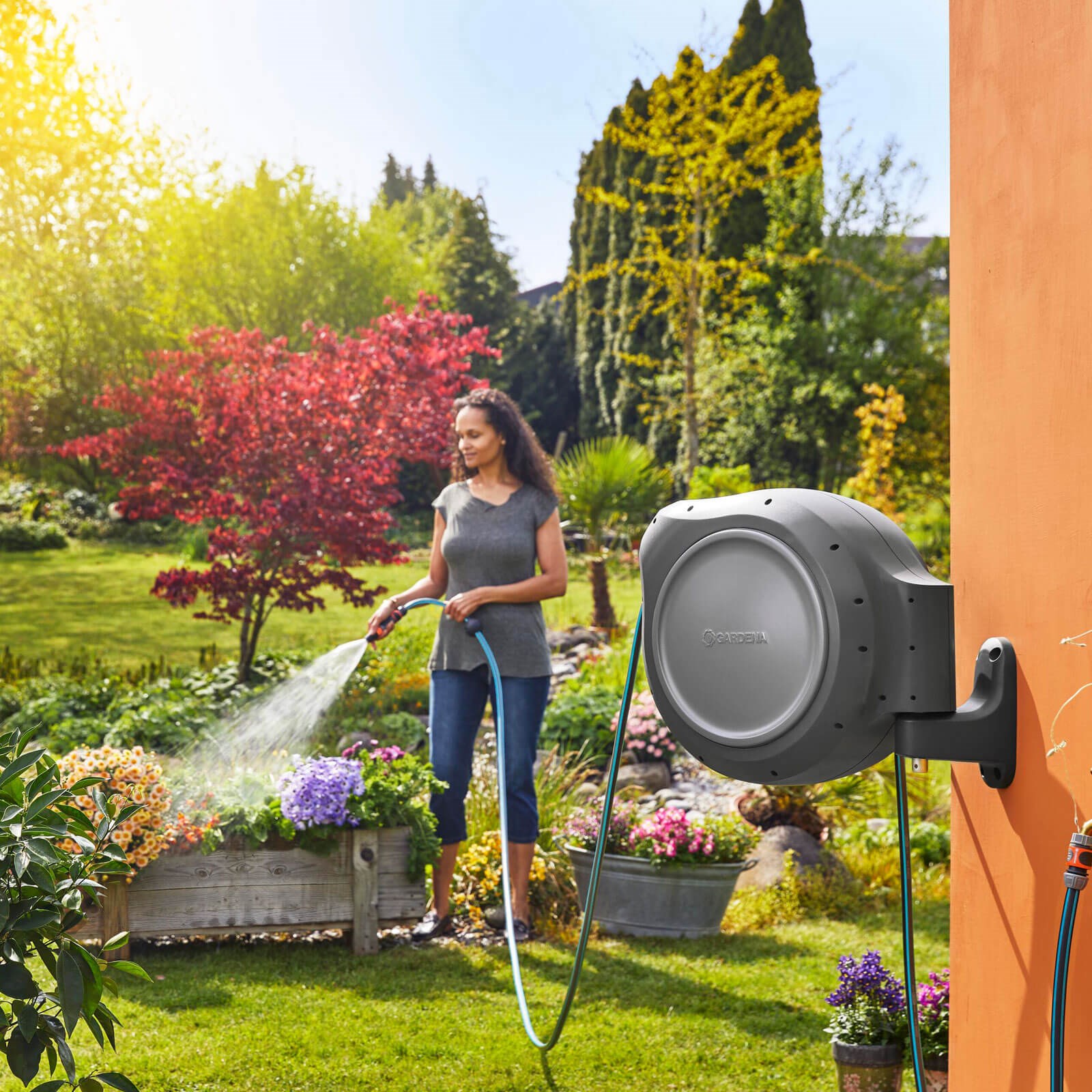 GARDENA 8050-83 Foot Wall Mounted Retractable Reel with Hose Guide,  Automatic Retraction for Easy Watering : : Patio, Lawn & Garden