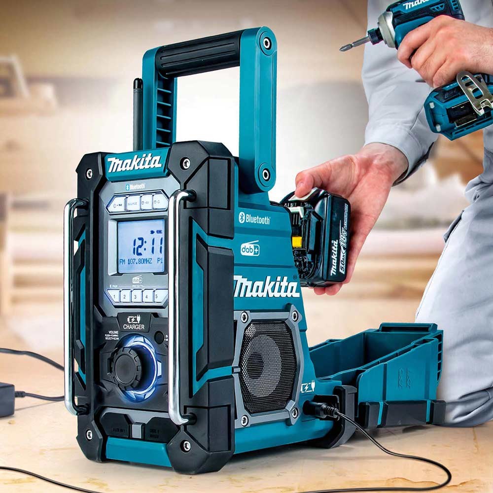 Tutustu 79+ imagen makita radio with battery and charger abzlocal fi